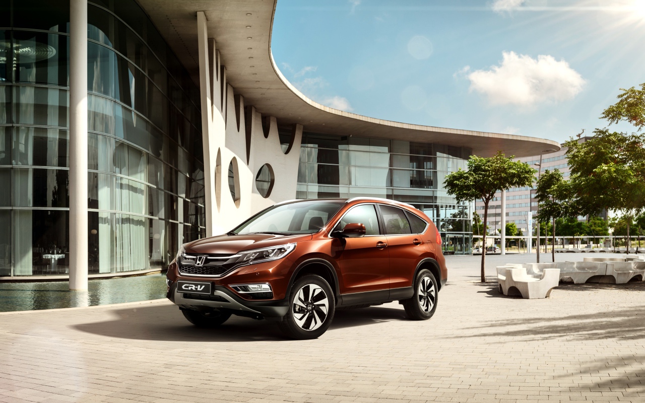 Внедорожник Honda CR-V на фоне здания 