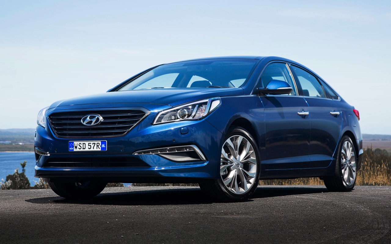 Синий автомобиль Hyundai Sonata на дороге 