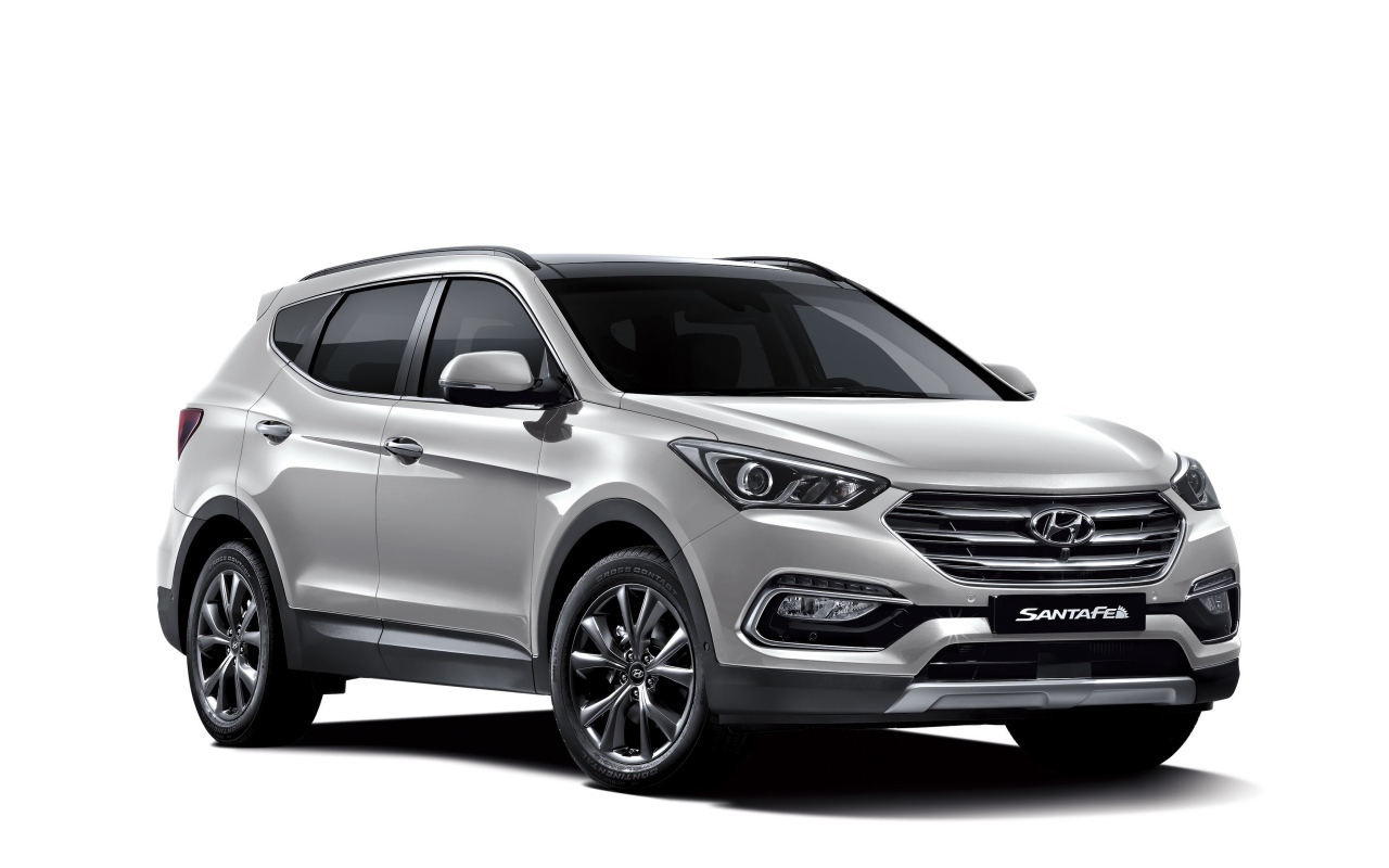 Серебристый автомобиль Hyundai Santa Fe  на белом фоне