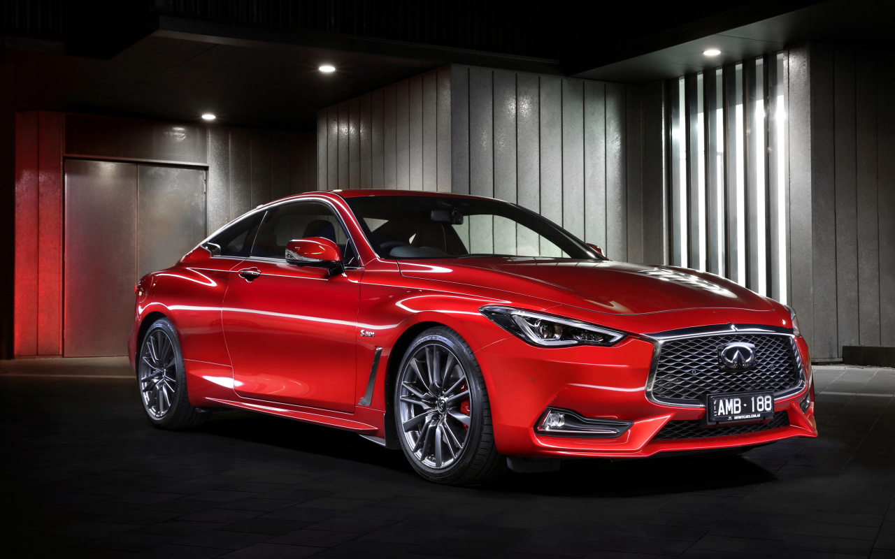 Красный автомобиль Infiniti Q60 на стоянке 