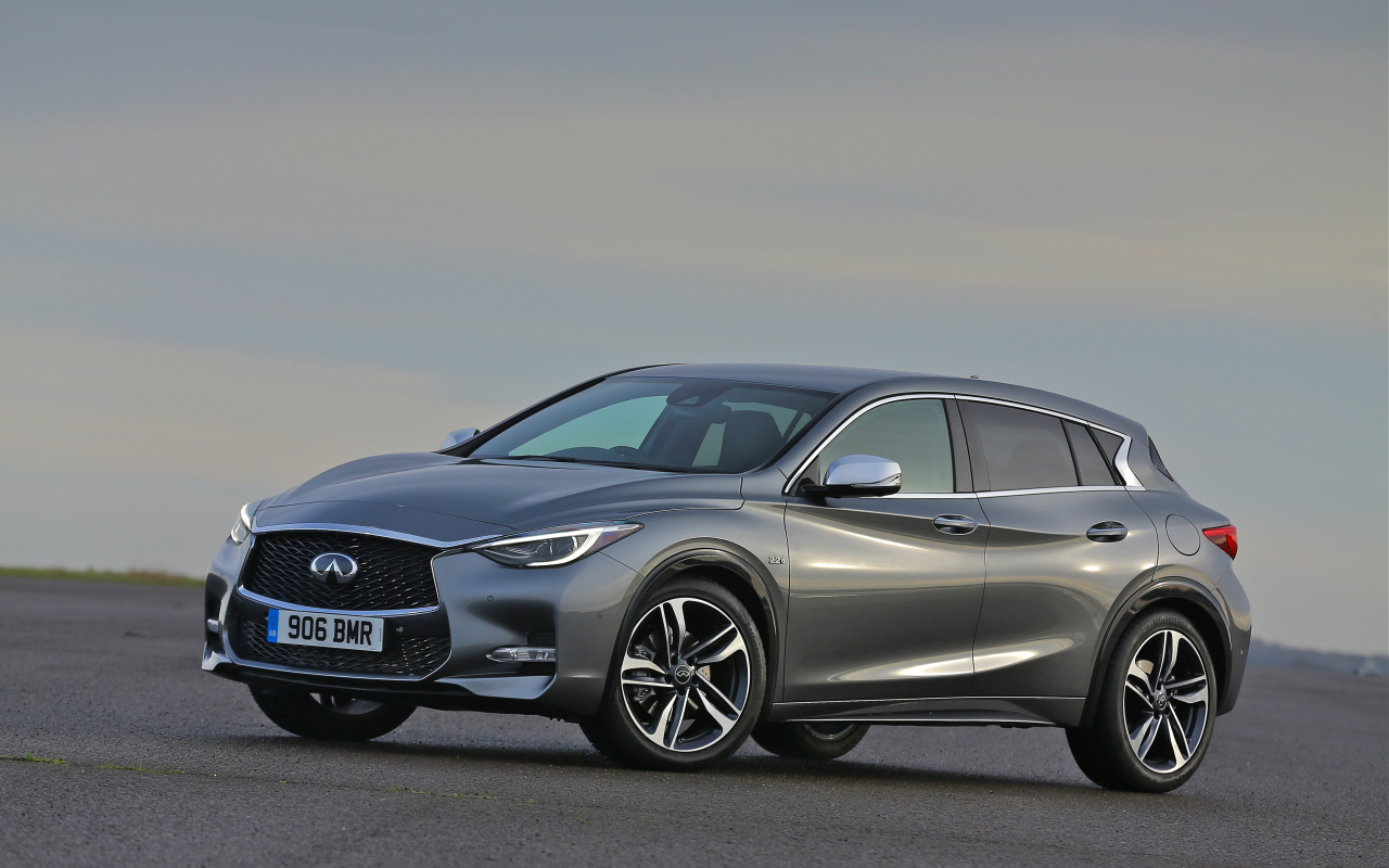 Серебристый автомобиль Infiniti QX30, 2017  