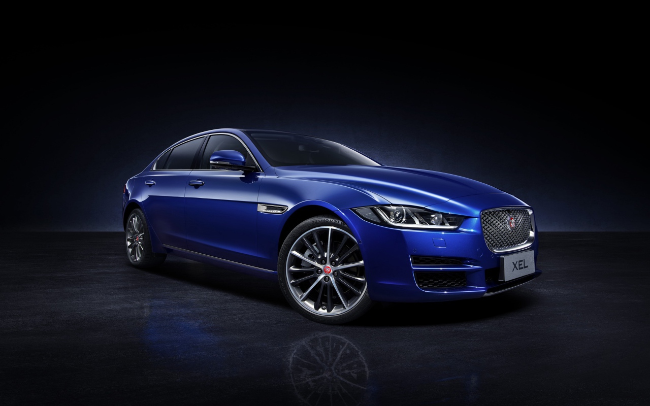 Синий автомобиль Jaguar XEL, 2018 вид сбоку