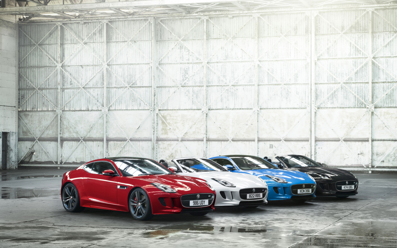 Автомобильный парк Jaguar F-Type в гараже