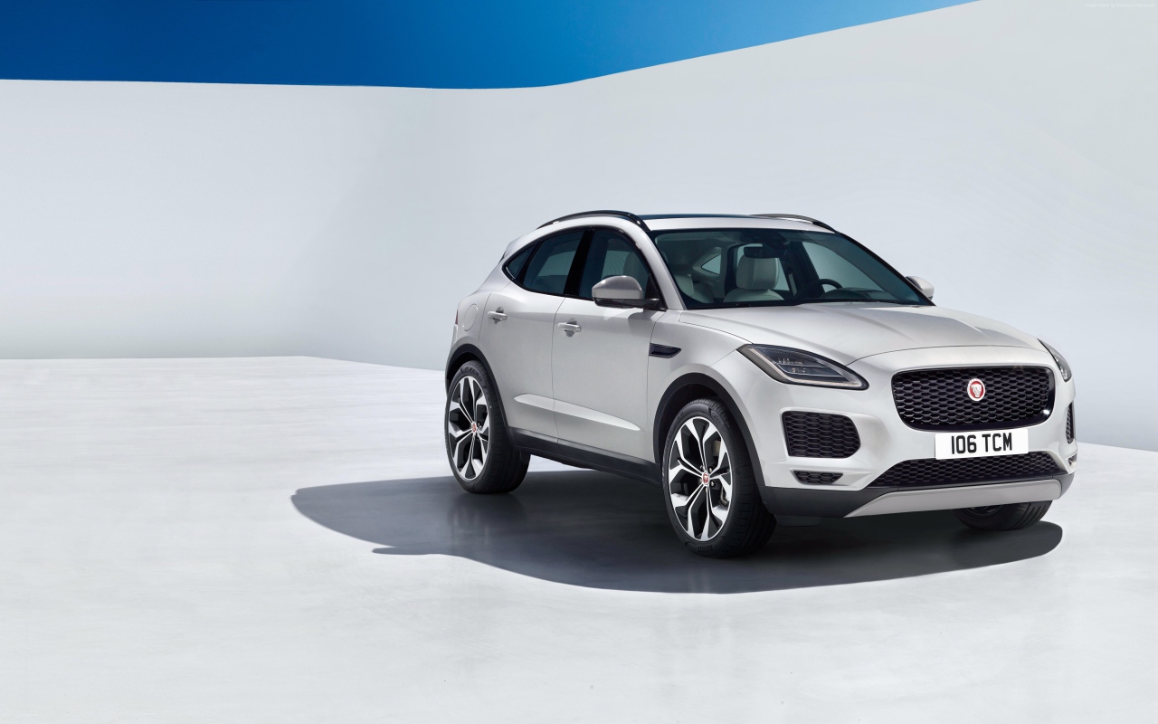 Серебристый автомобиль Jaguar E-Pace, 2018