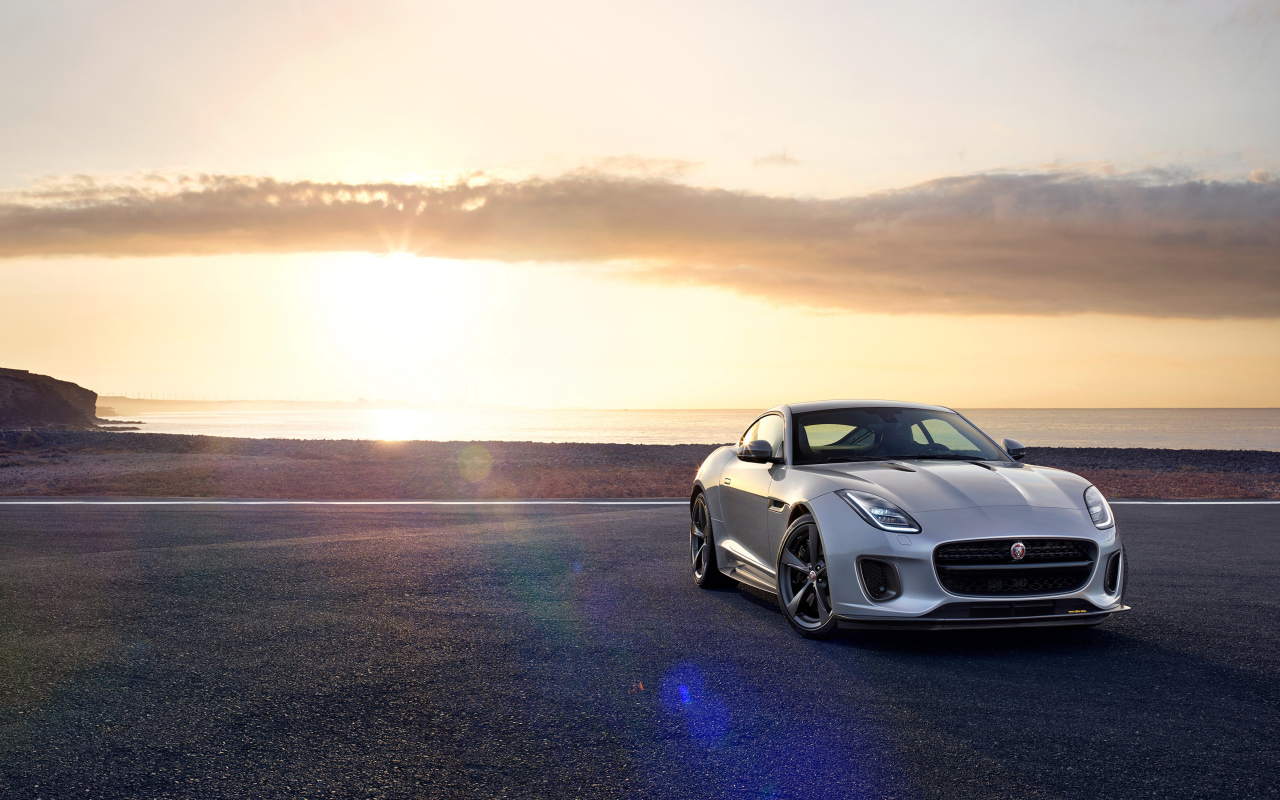 Серебристый автомобиль Jaguar F-Type на фоне неба 