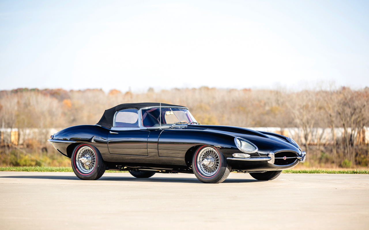 Стильный черный ретро автомобиль Jaguar E-Type 