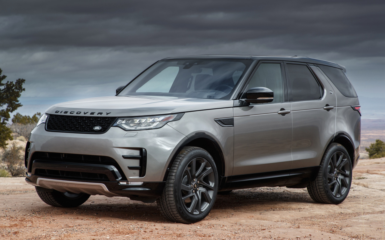 Серебристый автомобиль Land Rover  Discovery HSE Si6, 2017 