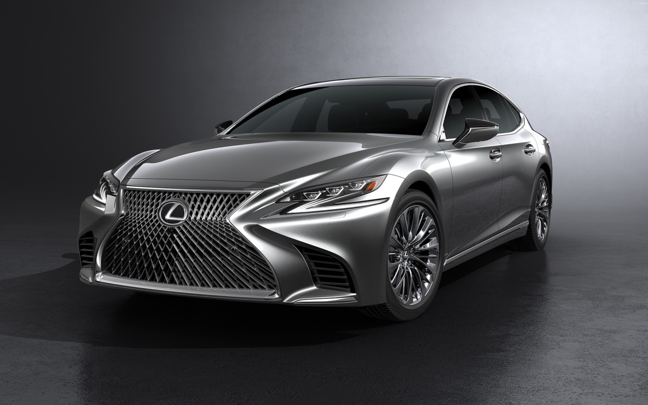 Серебристый автомобиль Lexus LS на сером фоне