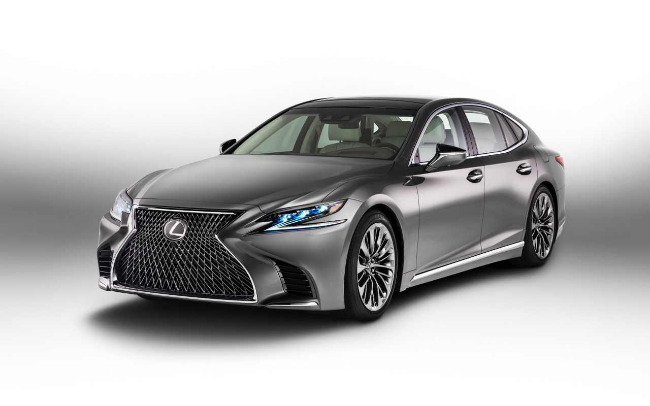 Серебристый автомобиль Lexus Unveils, 2018 на белом фоне