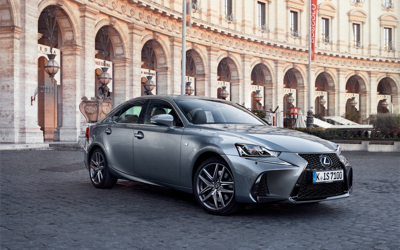 Стильный серебристый Lexus IS на фоне здания