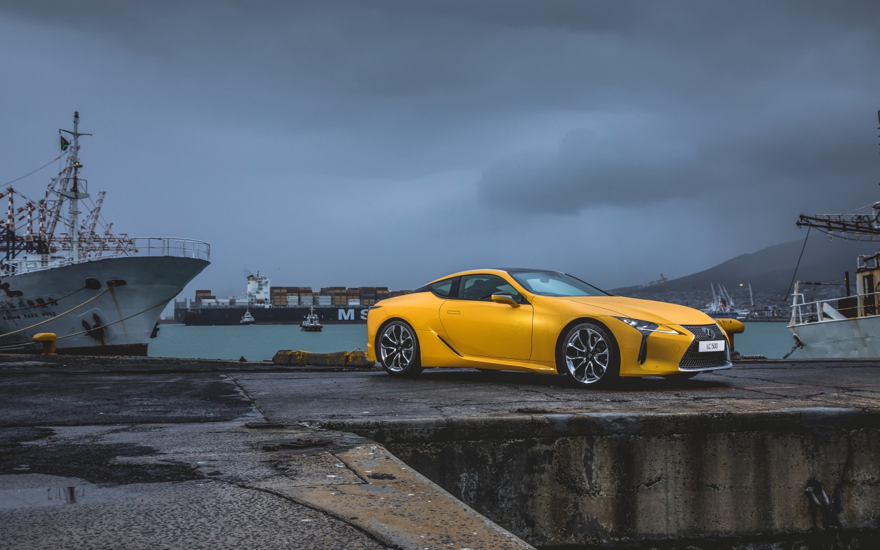 Желтый спортивный автомобиль Lexus LC 500 в порту