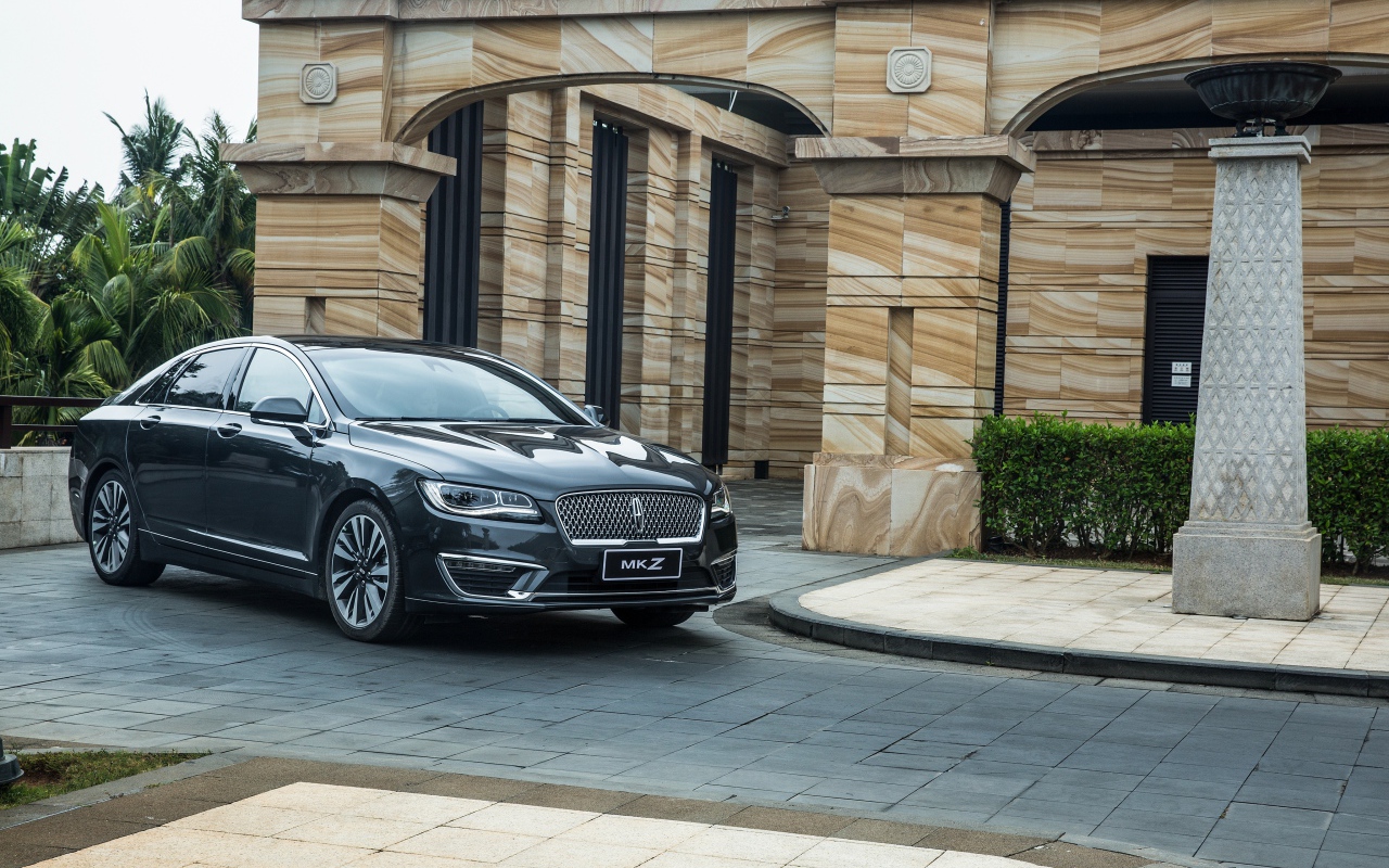 Черный автомобиль Lincoln MKZ Hybrid, 2017 