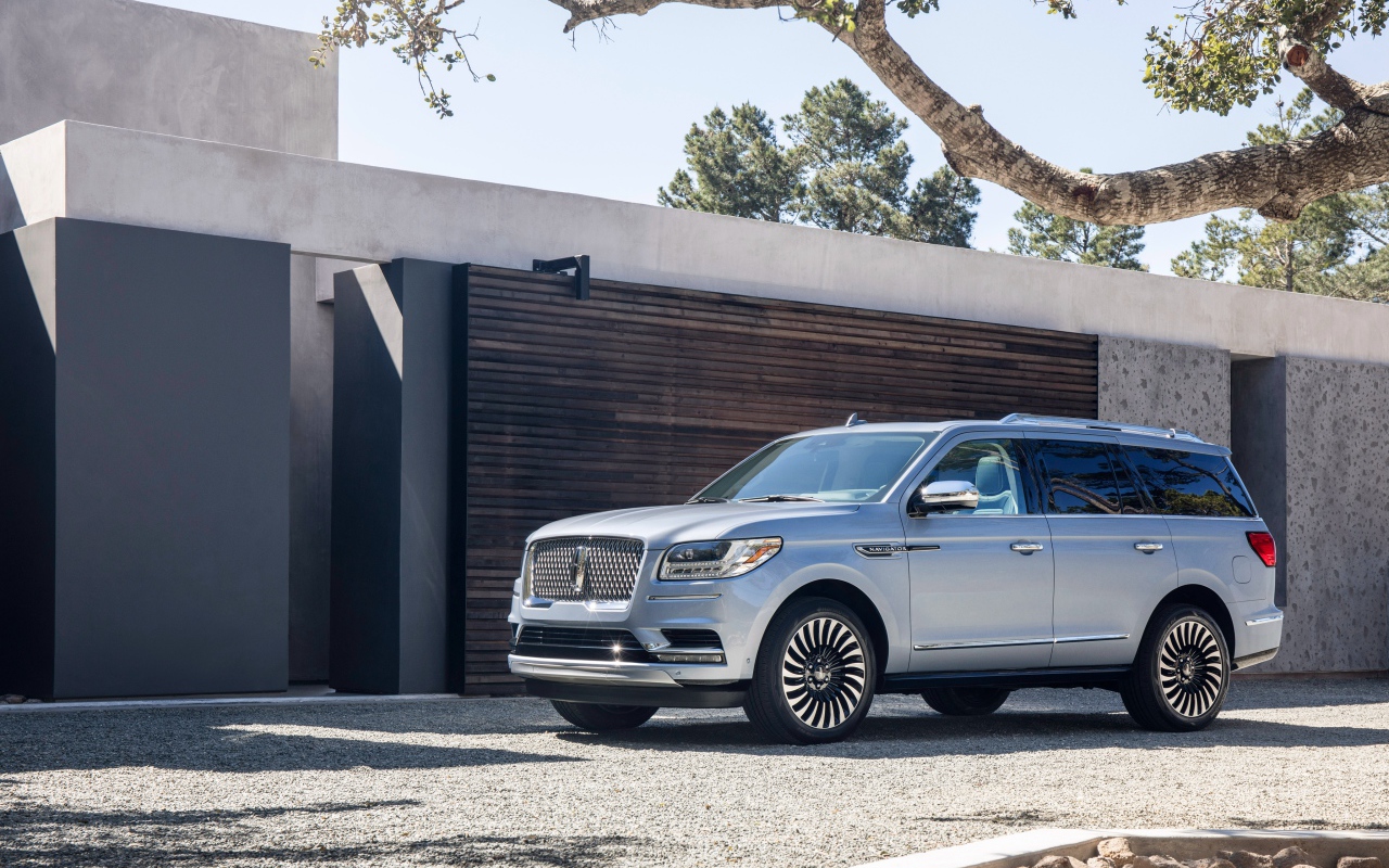 Серебристый автомобиль внедорожник Lincoln Navigator, 2017