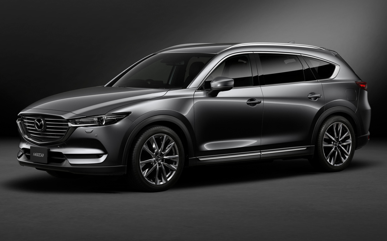Серый автомобиль Mazda CX 8 Custom, 2018 на сером фоне