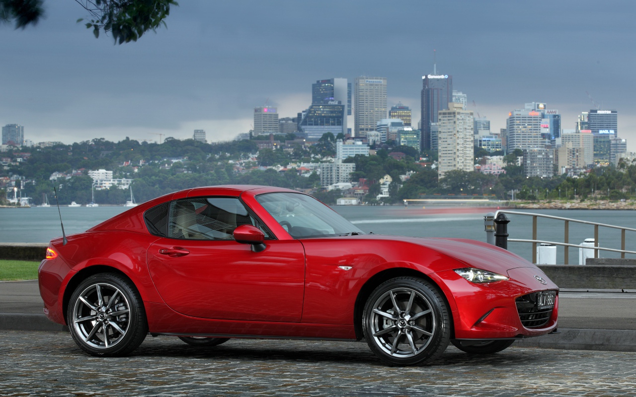 Красный автомобиль Mazda MX-5 RF GT, 2017 вид сбоку 