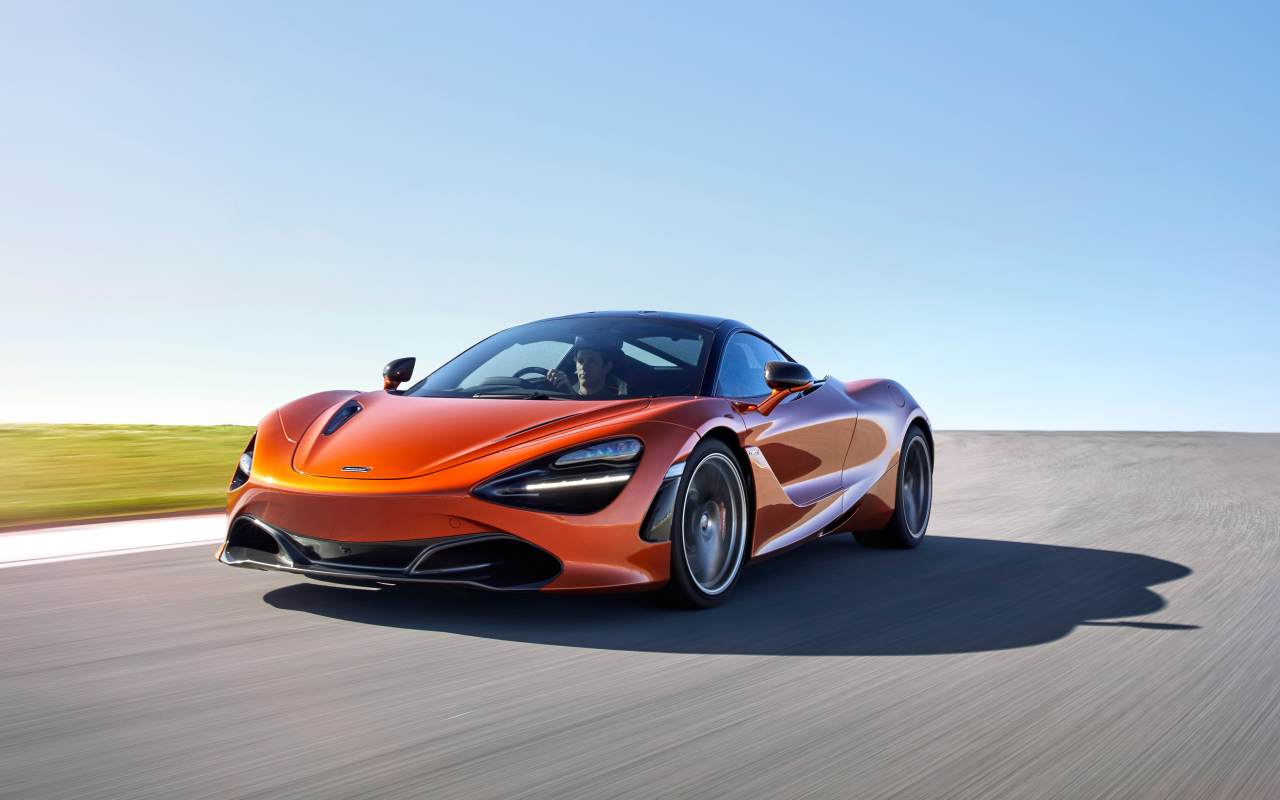 Красный спорткар McLaren 720S Coupe на трассе 