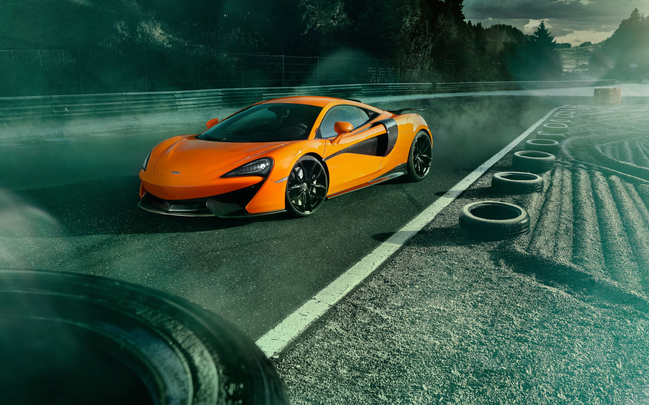 Спорткар McLaren 570S на гоночной трассе 