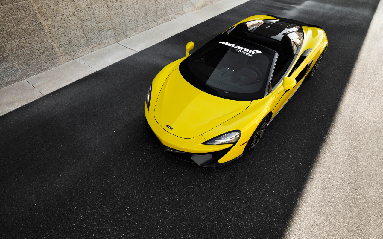 Желтый спортивный автомобиль McLaren 570S Spider, 2018 вид сверху
