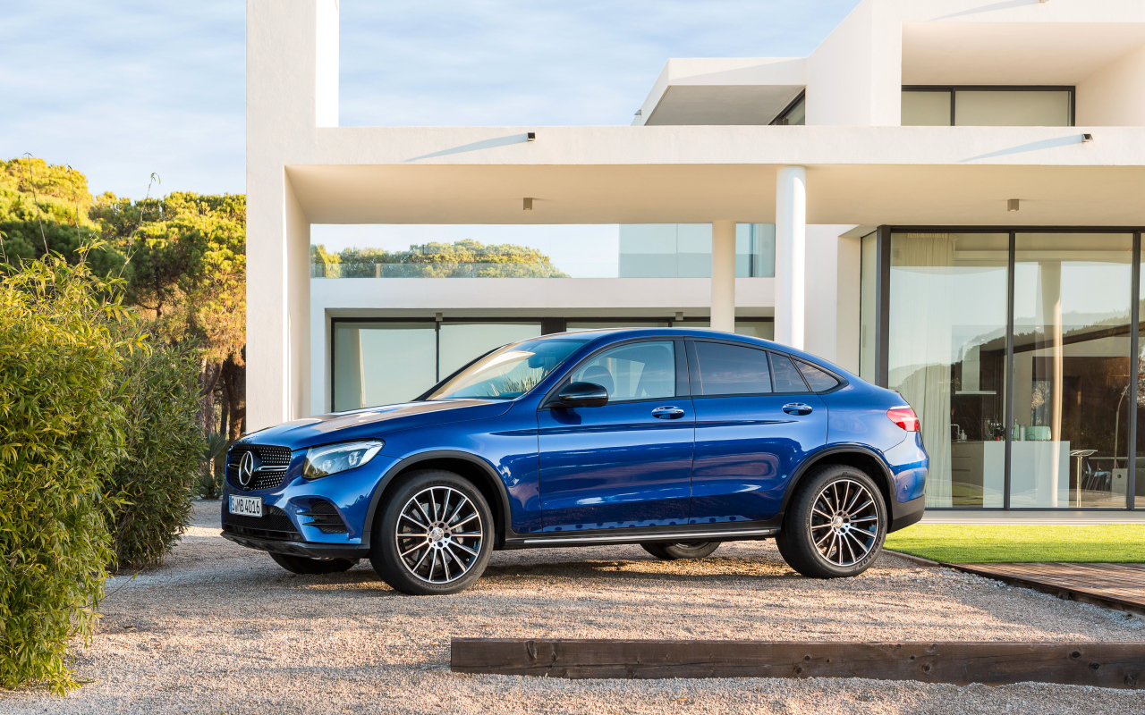 Синий автомобиль Mercedes-Benz GLC-Class 