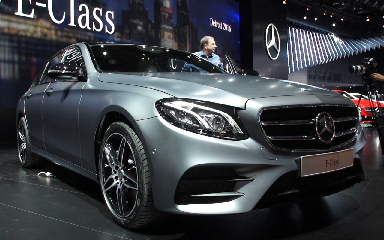 Презентация серебристого автомобиля Mercedes-Benz E-Class 2017 года 