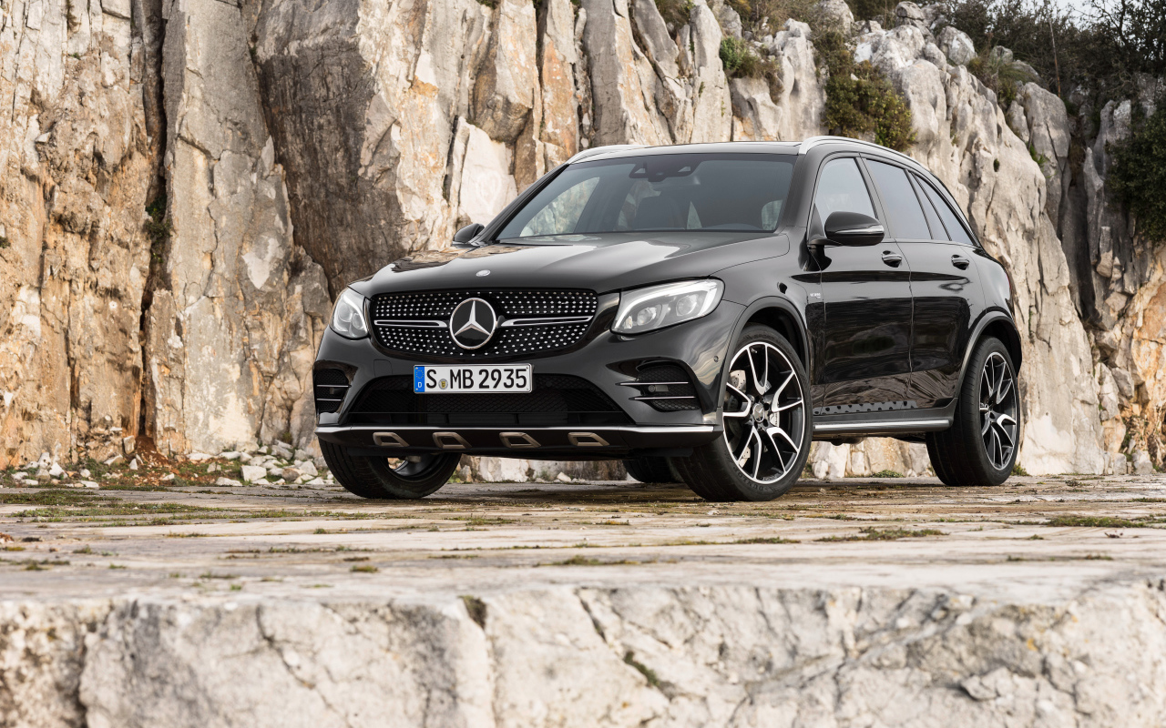 Стильный черный автомобиль Mercedes-Benz GLC-Class