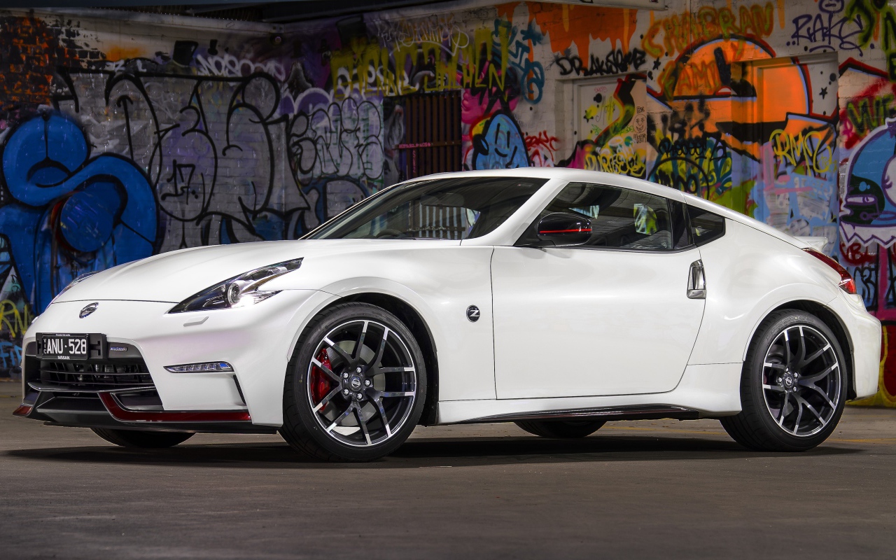 Стильный белый автомобиль Nissan 370z Nismo, 2018