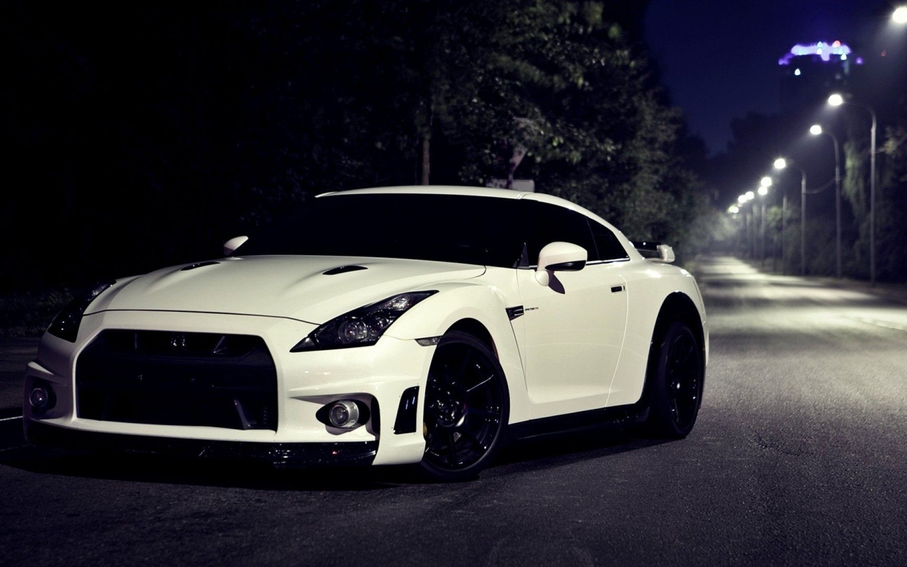 Белый спорткар Nissan Skyline GT-R R35 на трассе 