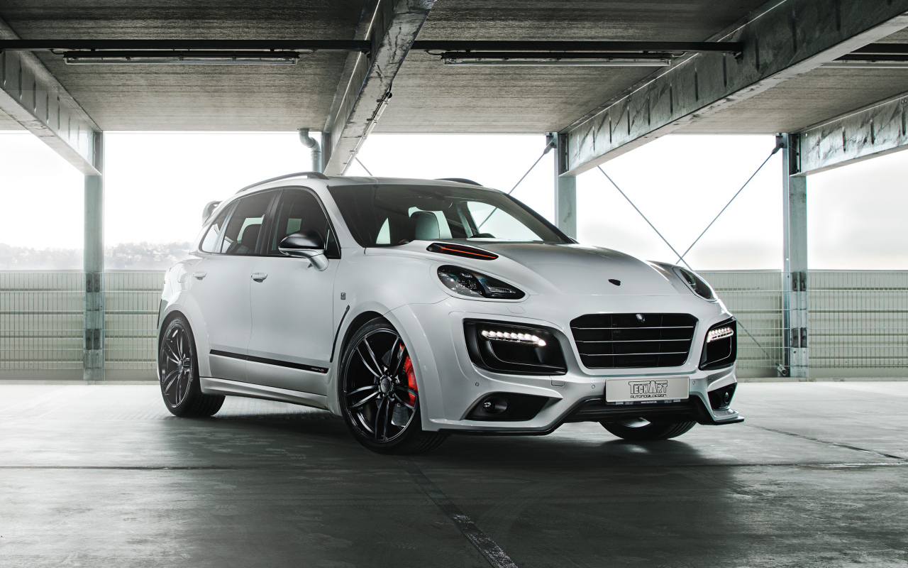 Белый автомобиль  Porsche Cayenne в гараже 