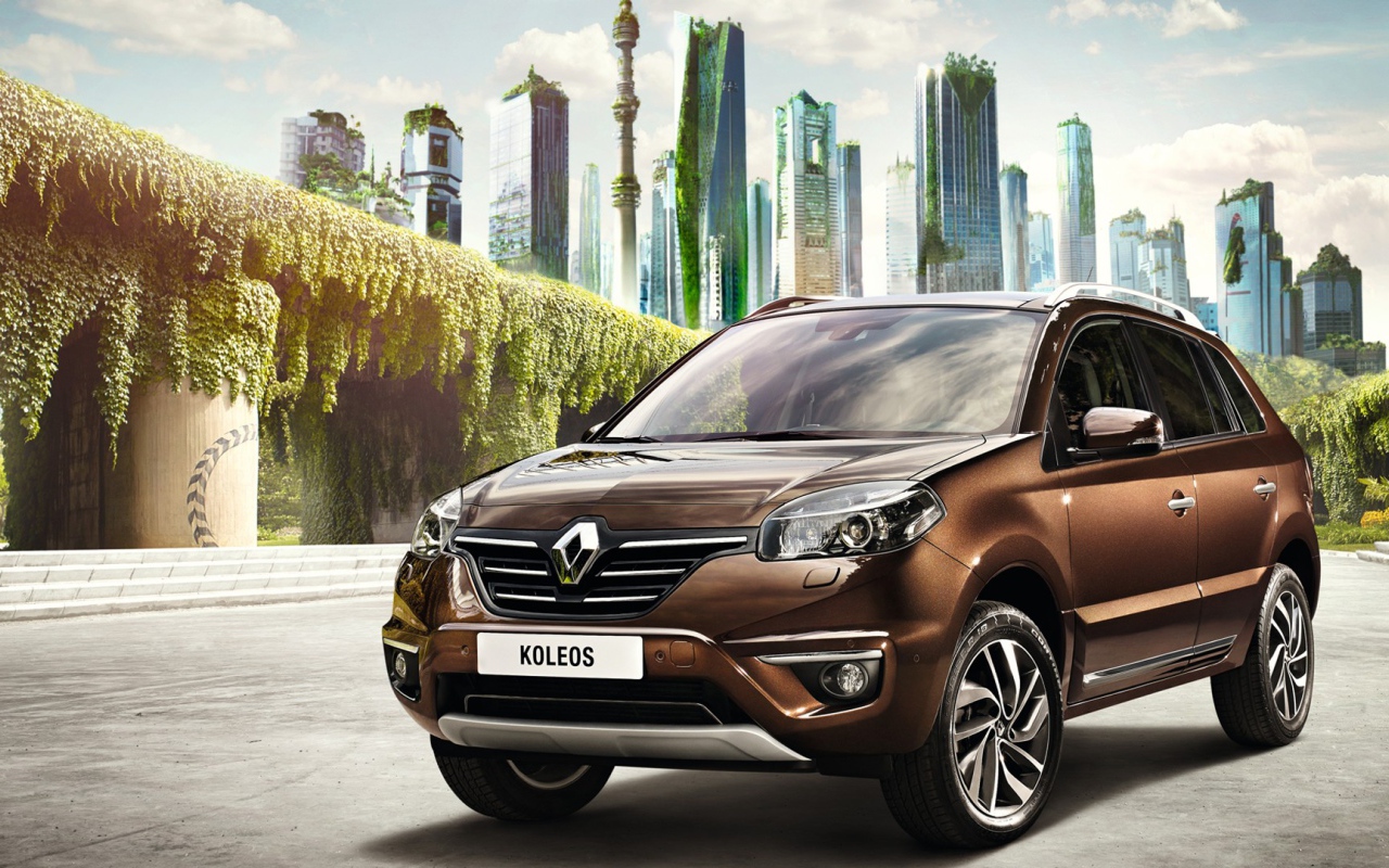 Коричневый автомобиль Рено Колеос на фоне города 