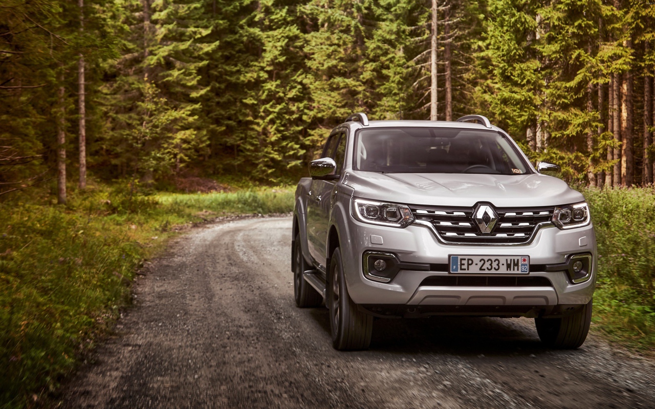 Серебристый пикап Renault Alaskan, 2017 в лесу