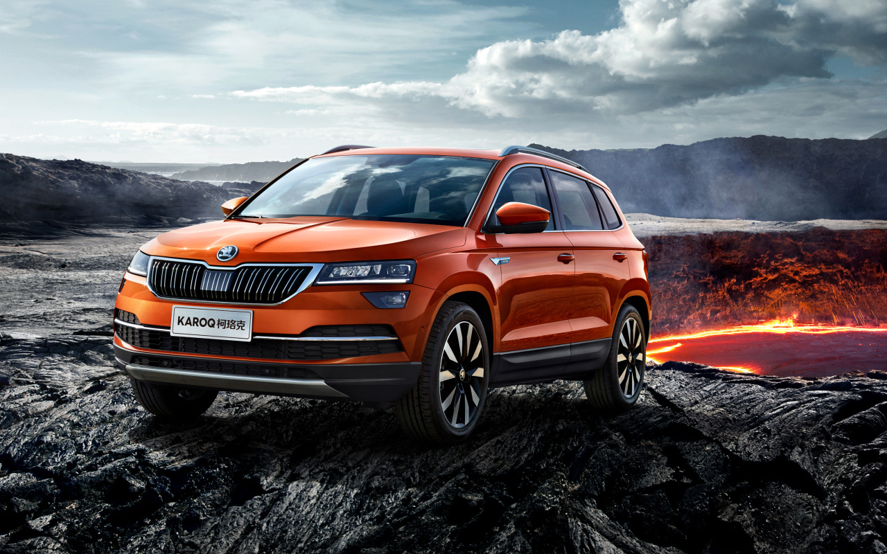 Оранжевый внедорожник Skoda Karoq, 2017 у вулкана
