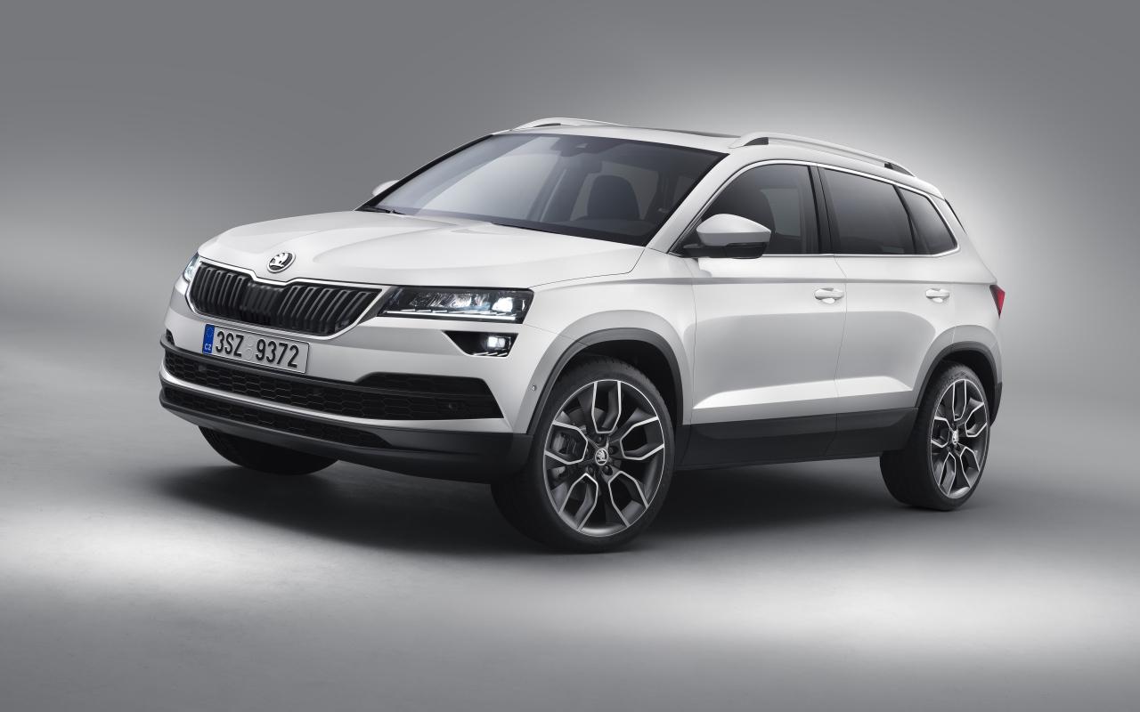 Белый внедорожник Škoda Karoq на сером фоне