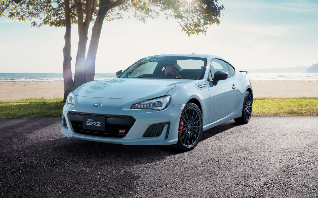Новый белый автомобиль Subaru BRZ, 2018 на фоне океана