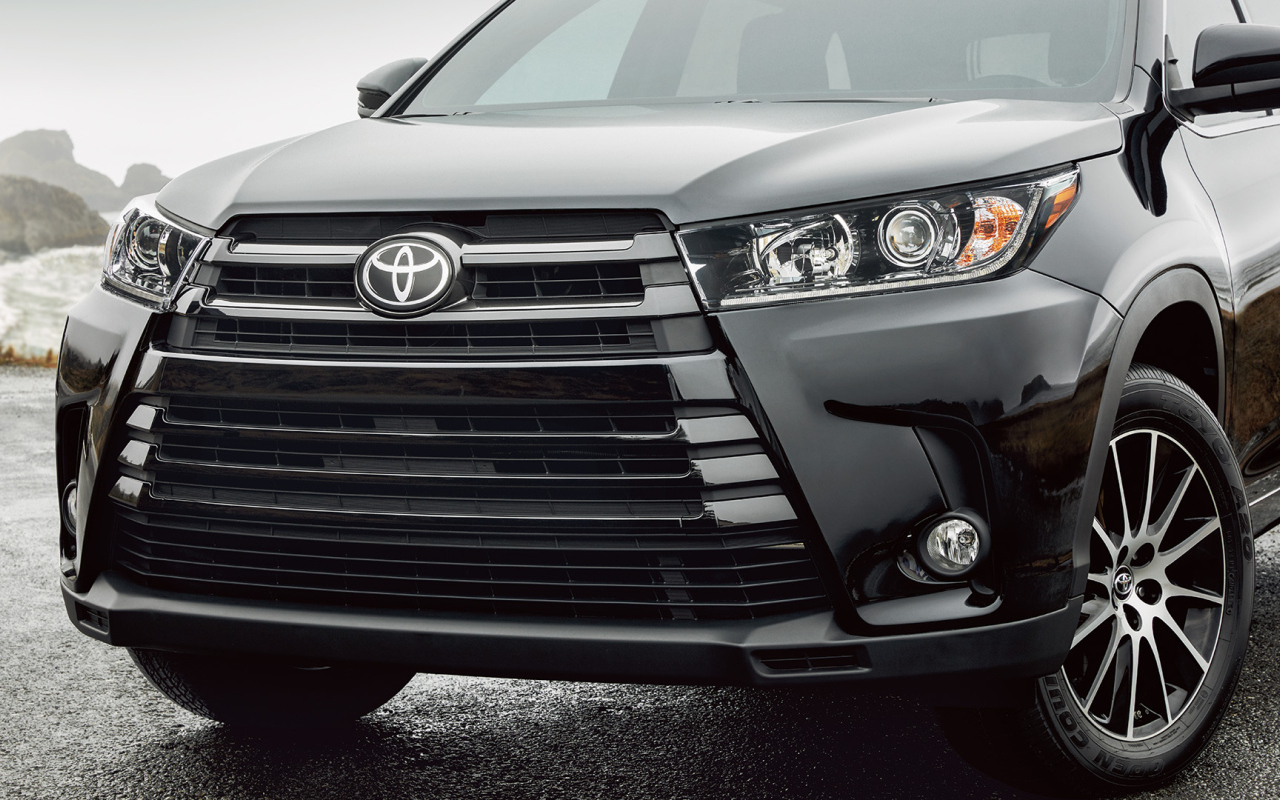 Черная Toyota Highlander 2017 года вид спереди 
