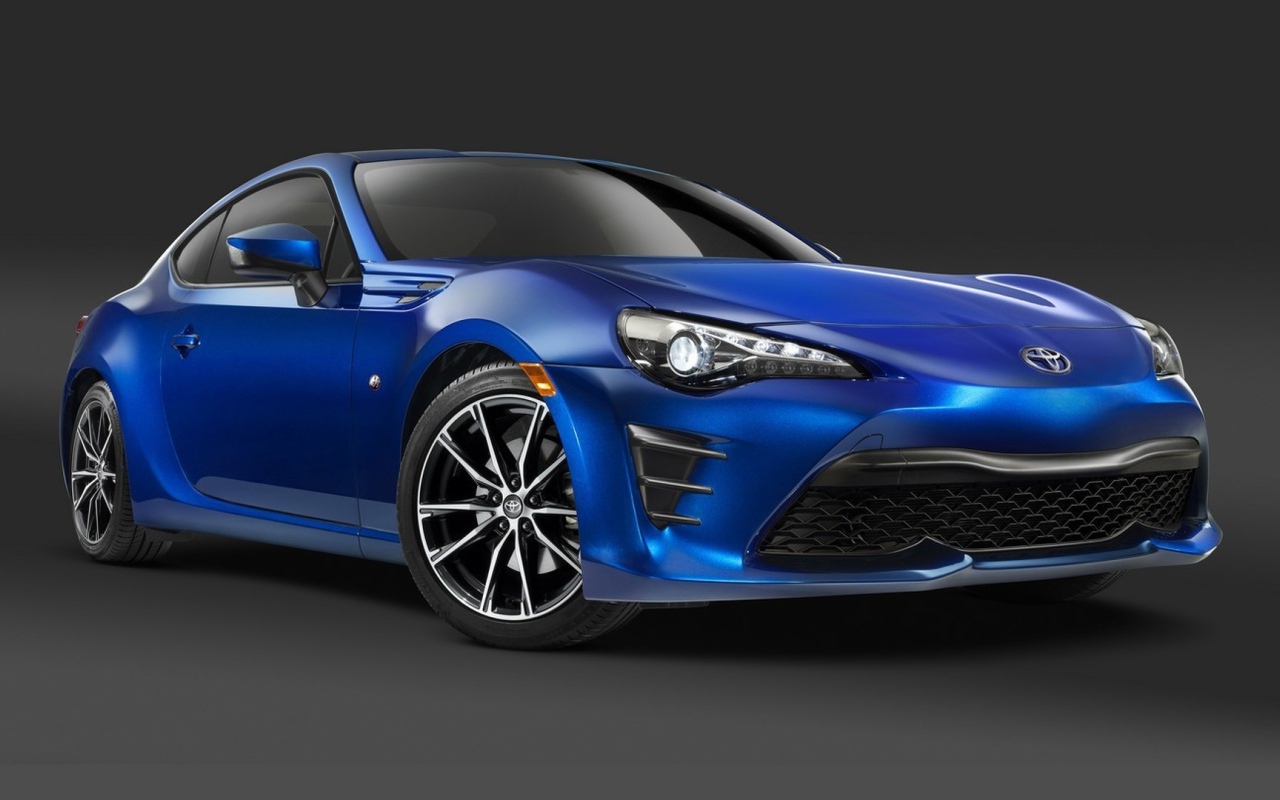 Синяя Toyota GT86 2017 года 
