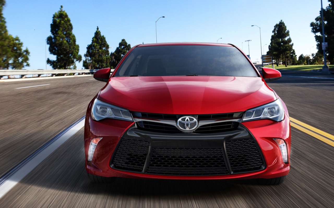 Красная Toyota Camry 2017 года в движении 