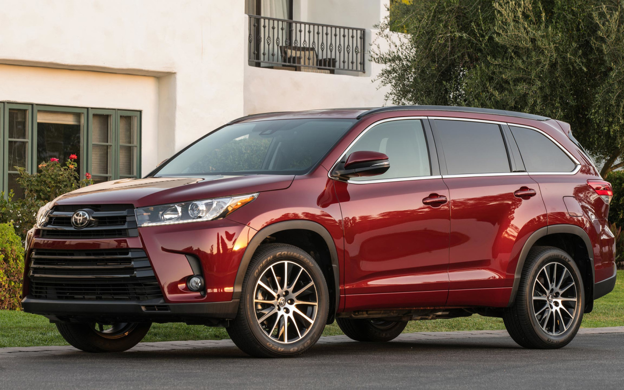 Красная Toyota Highlander 2017 года 
