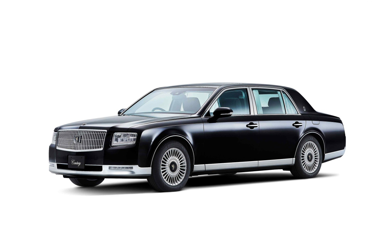 Стильный черный автомобиль Toyota Century, 2018 на белом фоне