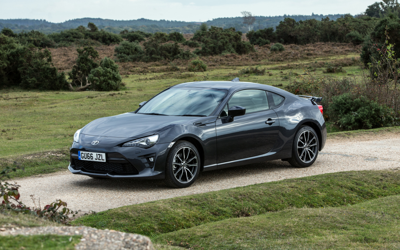 Стильный черный автомобиль Toyota 86