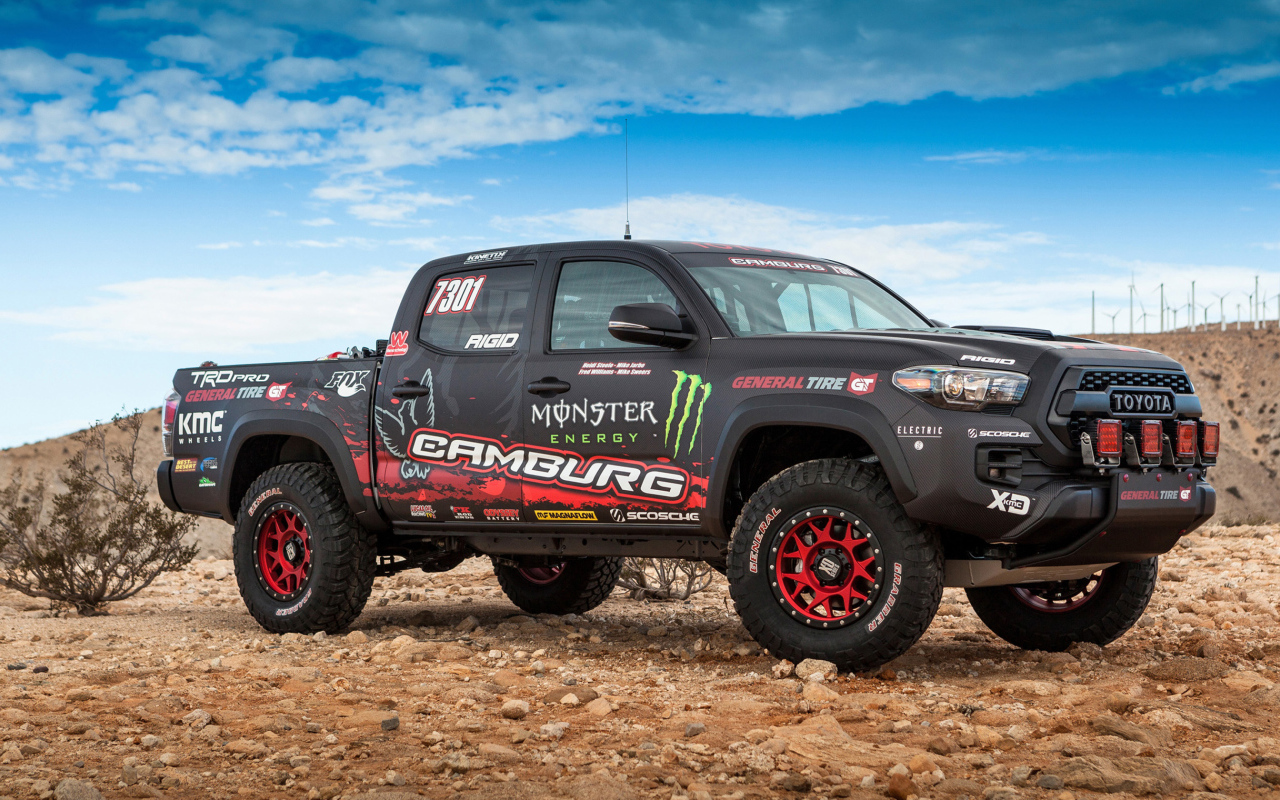 Автомобиль пикап Toyota Tacoma на фоне голубого неба