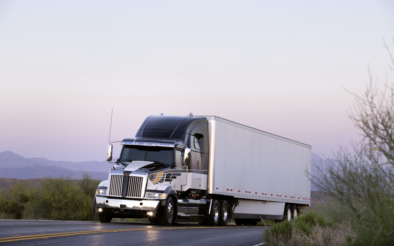 Грузовик Western Star 5700XE на трассе