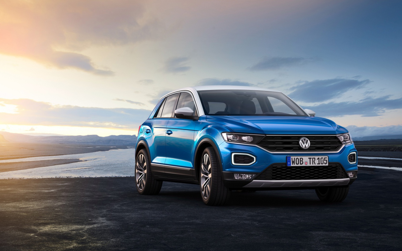 Синий внедорожник Volkswagen T Roc, 2017 на фоне неба