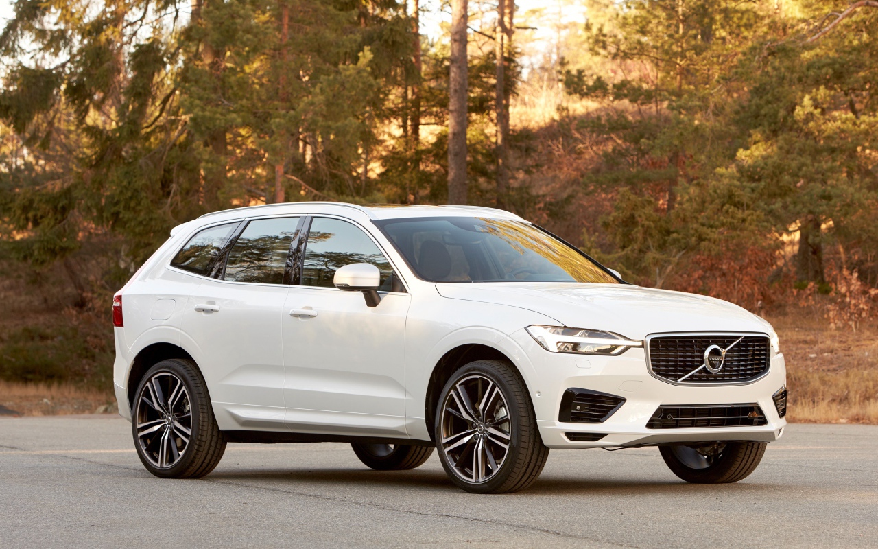 Белый внедорожник Volvo XC60 на дороге