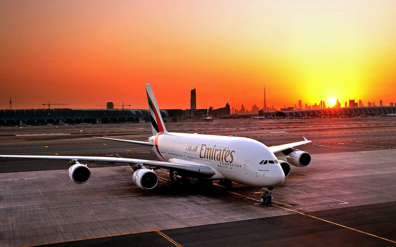 Airbus A380 авиакомпании Emirates на фоне заката