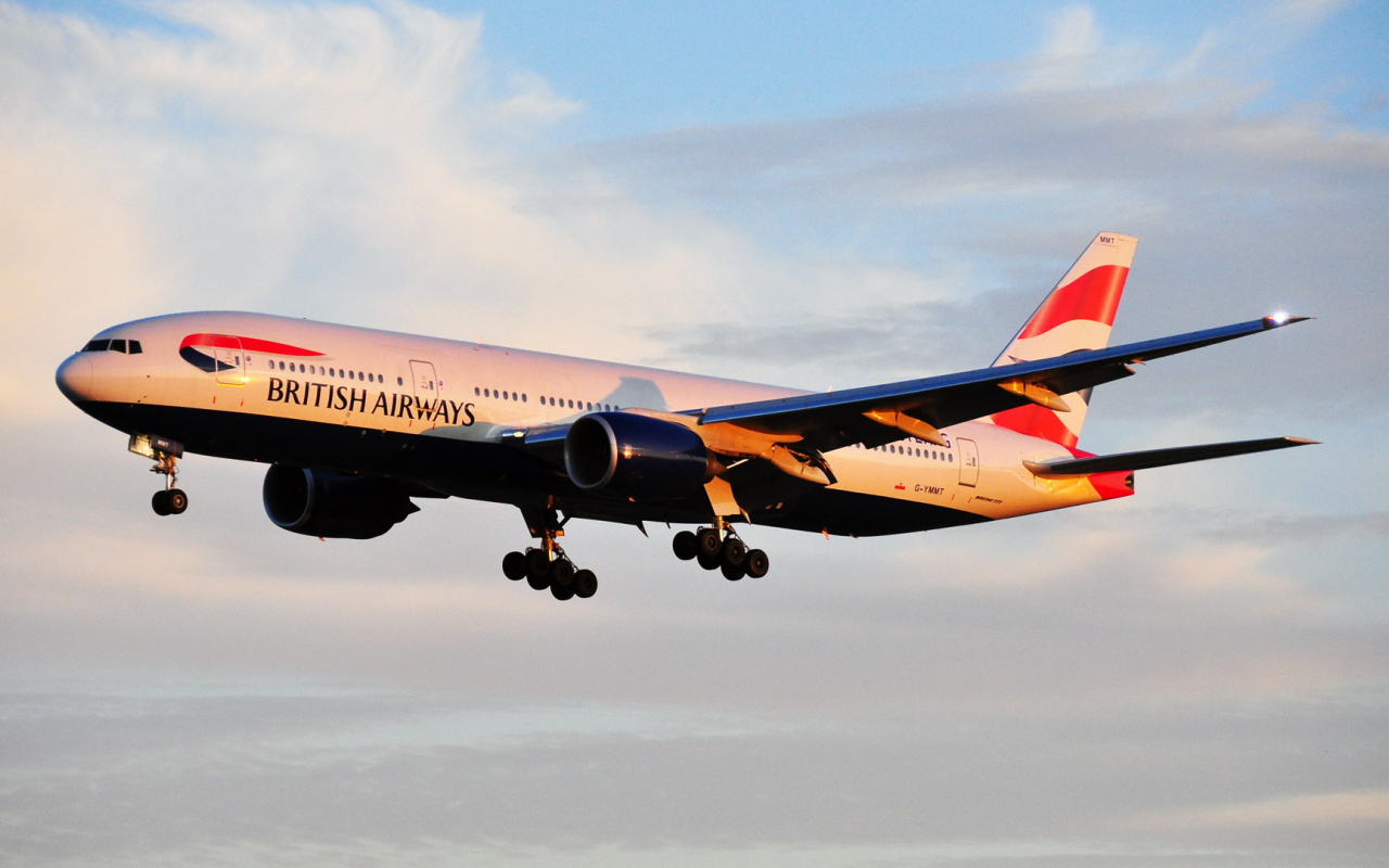 Boeing 777 авиакомпании British Airways летит на рассвете 