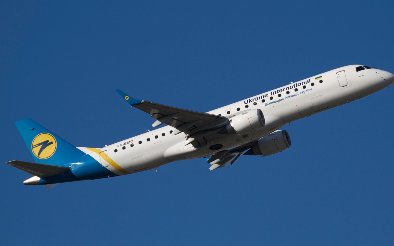 Embraer украинских авиалиний на взлете 