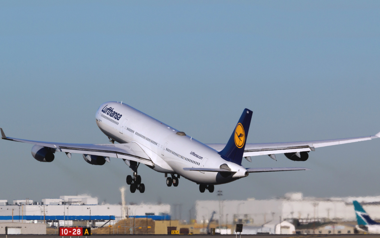 Взлет самолета Airbus A340 авиаперевозчика Lufthansa 
