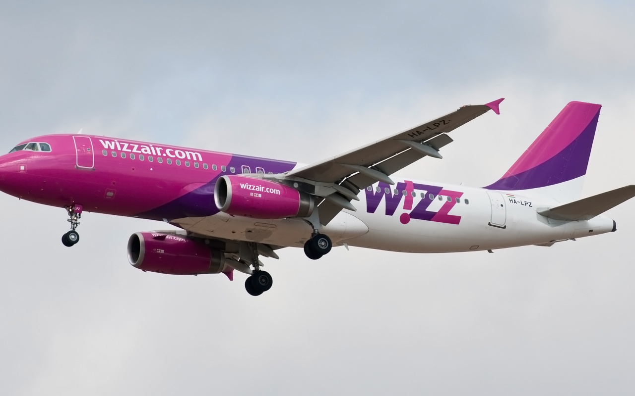 Взлет самолета Airbus авиакомпании Wizz Air  