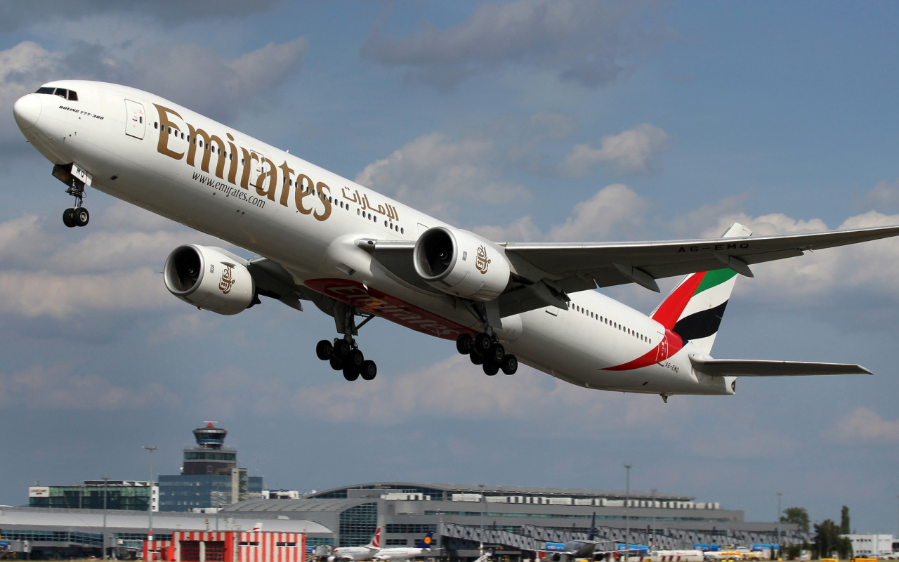 Взлет Boeing 777- 300 авиакомпании Emirates 