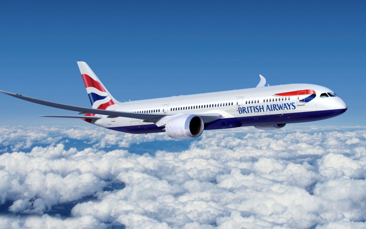 Самолет Boeing 777 авиакомпании British Airways летит над облаками 